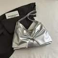 Stilvolle silberne Metallic-Schultertasche mit einem großen dekorativen Schleifen - Silber