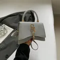 Schicke silberne Pailletten-Umhängetasche mit goldener S-Schnalle und Wellenboden - Silber