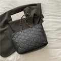 Bolso tote acolchado negro con patrón de diamantes y correa de cadena de cuero y metal - Negro