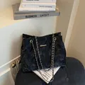 Elegante borsa a tracolla trapuntata in velluto nero con catena d'oro e logo di lusso - Nero