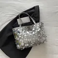 Borsa tote con grandi paillettes argentate circolari e manici in pelle su tessuto bianco - Stile con Paillettes Argento / Argento