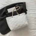 Bolso tote acolchado blanco minimalista con cadena dorada para mujer en estilo elegante - Blanco
