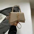Beige strukturierte Umhängetasche mit Glitzerklappe, goldenem S-Logo und Quaste - Khaki