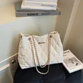 Borsa tote crema trapuntata con catena dorata ed elegante motivo a rombi cuciti - Bianco