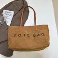 Große braune Tote-Bag aus Wildlederimitat mit Stickerei und Lederriemen für Pendler - Gelb