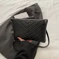 Schwarze gesteppte Umschlag-Schultertasche mit silbernen Nieten und V-Muster - Schwarz