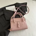 Borsa a spalla rosa minimalista in finta pelle con tracolla regolabile e fibbia in metallo - Rosa