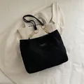 Elegante borsa tote trapuntata nera con catene dorate e finitura a rombi chic - Nero