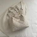 Borsa tote beige trapuntata con tracolla a catena e finitura opaca per il tempo libero - Bianco Sporco
