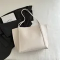 Sac fourre-tout minimaliste en cuir PU beige avec longues anses sur tissu blanc - Blanc