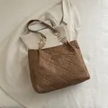 Borsa tote trapuntata marrone con cuciture a rombi e catena dorata color caramello - Marrone