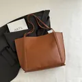Grand sac cabas minimaliste en cuir mat marron caramel pour femme style citadin - Marron