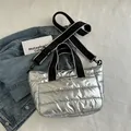 Bolso tote acolchado plateado metalizado con correa ajustable y moderno - Plateado