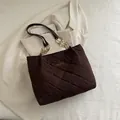 Borsa tote trapuntata marrone scuro con catena dorata e tracolla in ecopelle - Marrone