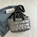 Elegante bolso acolchado gris plateado con correas negras ajustables y asas - Gris