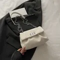 Borsa a nuvola plissettata beige con tracolla a catena argento su giacca nera - Bianco