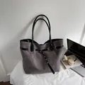 Grand sac cabas en daim gris avec lanières décoratives noires pour femme porté épaule - Gris