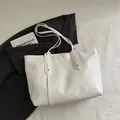 Minimalistische weiße geflochtene Tragetasche mit Metallnieten für den täglichen Gebrauch - Weiß