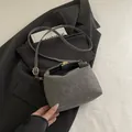 Graue Wildleder-Umhängetasche mit Leopardenmuster und goldener Schnalle im Design - Grau Leopardenmuster Stil / Grau