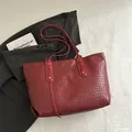 Dunkelrote geflochtene Shopper-Tasche aus Leder mit eleganten langen Henkeln - Rot