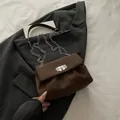Borsa a nuvola plissettata marrone scuro con catena argento e fibbia di strass su abito - Marrone