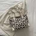 Schicke Shopper-Tasche mit Leopardenmuster, cremefarbenem Leder und Goldnieten für Damen - Weißes Leopardmuster