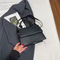 Borsa a tracolla minimalista in ecopelle nera con fibbia in metallo dorato - Nero