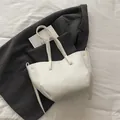 Minimalistische weiße Shopper-Tasche aus Kunstleder mit dekorativen Kordelzügen - Weiß