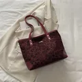 Schicke Shopper-Tasche mit Leopardenmuster in Burgund mit Kunstlederbesatz und Details - Rotes Leopardenmuster
