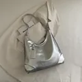 Borsa hobo argento metallizzato in pelle con etichetta su blazer beige - Stile di base / Argento