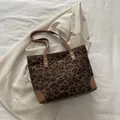 Tragetasche mit Leopardenmuster, braunen Lederriemen und minimalistischem Metallakzent - Brauner Leopard