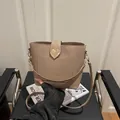 Sac seau chic kaki avec boucle coeur dorée et large bandoulière pour femmes - Kaki