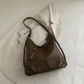 Borsa tote marrone scuro in morbida pelle PU con tracolla regolabile e cartellino - Stile di base / Marrone