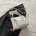 Elegante weiße Handtasche mit Krokodilprägung, Goldbeschlägen und abnehmbarem Gurt - Weiß