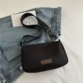 Bolso bandolera ligero de lona negra con correa ajustable y parche de cuero de moda - Negro