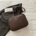 Borsa bowling retrò marrone scuro in ecopelle testurizzata con anelli metallici argentati - Caffè (Senza Pendente)