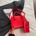 Sac carré rouge matelassé à losanges avec petite pochette assortie et chaîne dorée - Rouge