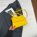 Mini borsa quadrata in pelle PU giallo brillante con manico su blazer grigio - Giallo
