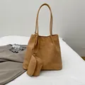 Sac cabas vintage en daim marron avec petite pochette assortie et logo élégant - Marron
