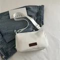 Bolso bandolera de lona blanca impermeable con parche de cuero y correa ajustable - Blanco