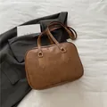 Borsa bowling vintage in pelle sintetica marrone con manici lunghi e dettagli in argento - Marrone (Senza Ciondolo)