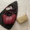 Sac seau en cuir rouge avec pochette en toile beige et bandoulière amovible - Rouge