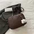 Borsa tote bowling retrò marrone scuro in ecopelle con ciondolo a nuvola bianca - Caffè (Con Ciondolo)