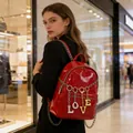 Zaino in pelle verniciata rossa con catena d'argento e ciondoli LOVE dorati - Lettera A / Oro