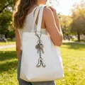 Portachiavi con lettera A in argento lucido con moschettone su una borsa di tela bianca - Lettera A / Argento