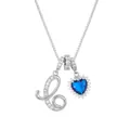 Makroaufnahme von silbernem L-Anhänger und blauem Zirkon-Herzanhänger an der Halskette - Stil C (Mit Anhänger Und Kette)