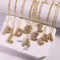 Makroansicht vergoldeter Buchstaben-Anhänger mit Zirkonia-Inlay und Größenangaben - Klein (G) / Gold