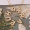 Detailaufnahme der Gold-Buchstabenanhänger mit Zirkonia-Besatz und 1,7x2,3cm Maßen - Groß (G) / Gold