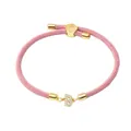 Detail eines rosa gewebten Armbands mit goldenem Buchstaben-B und Zirkonia-Mikropflasterung - Buchstabe A / Rosa