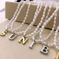 Elegante Perlenhalskette mit individuellen A-Z Buchstabenanhängern aus Gold und Edelstahl - Reisperle (A) / Gold